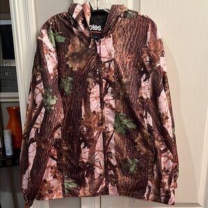 Totes Camouflage Women's lightweight Jacket. Size Large